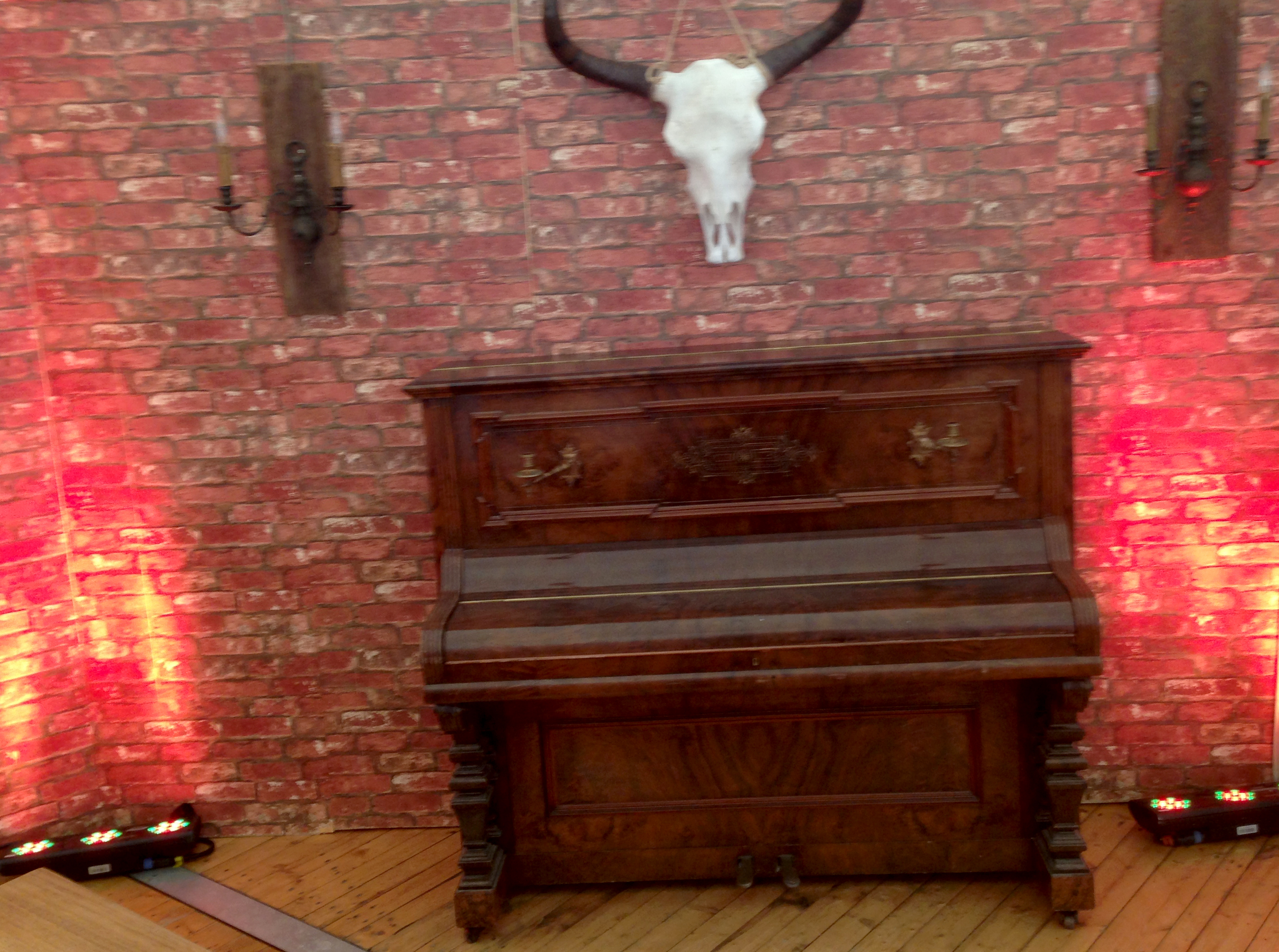 Klavier mit Kerzenhalter (Messing)  um  anno1900, Nussbaum, ungestimmt